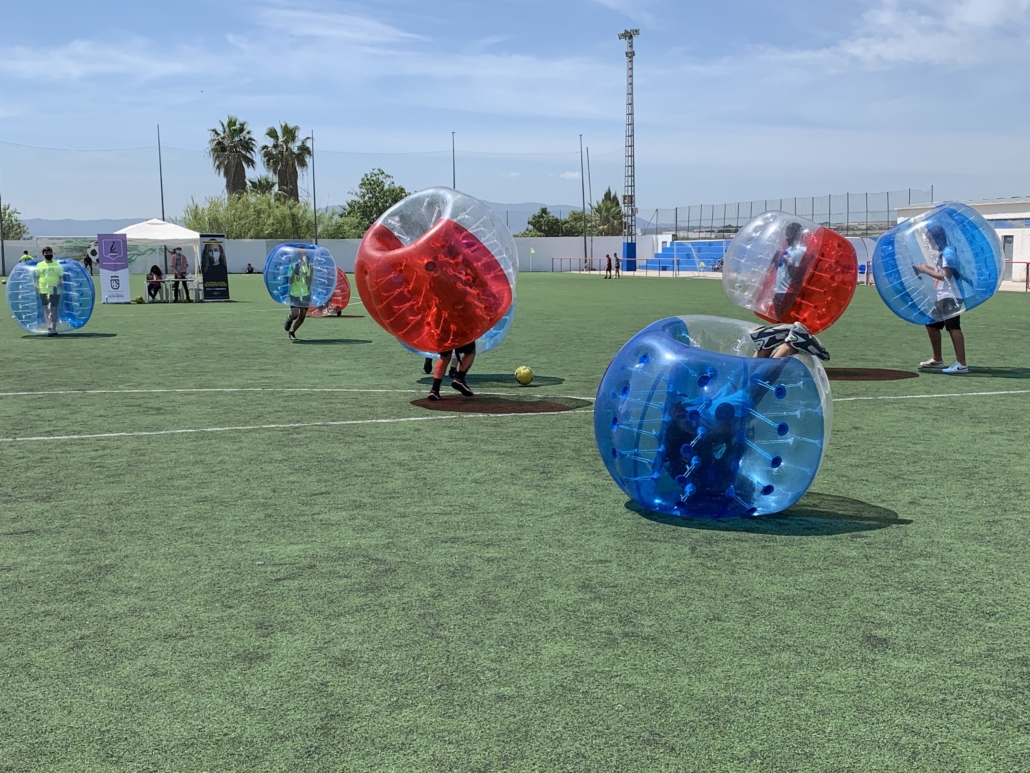 Cerca de un centenar de jóvenes disfrutan de una actividad de fútbol burbuja