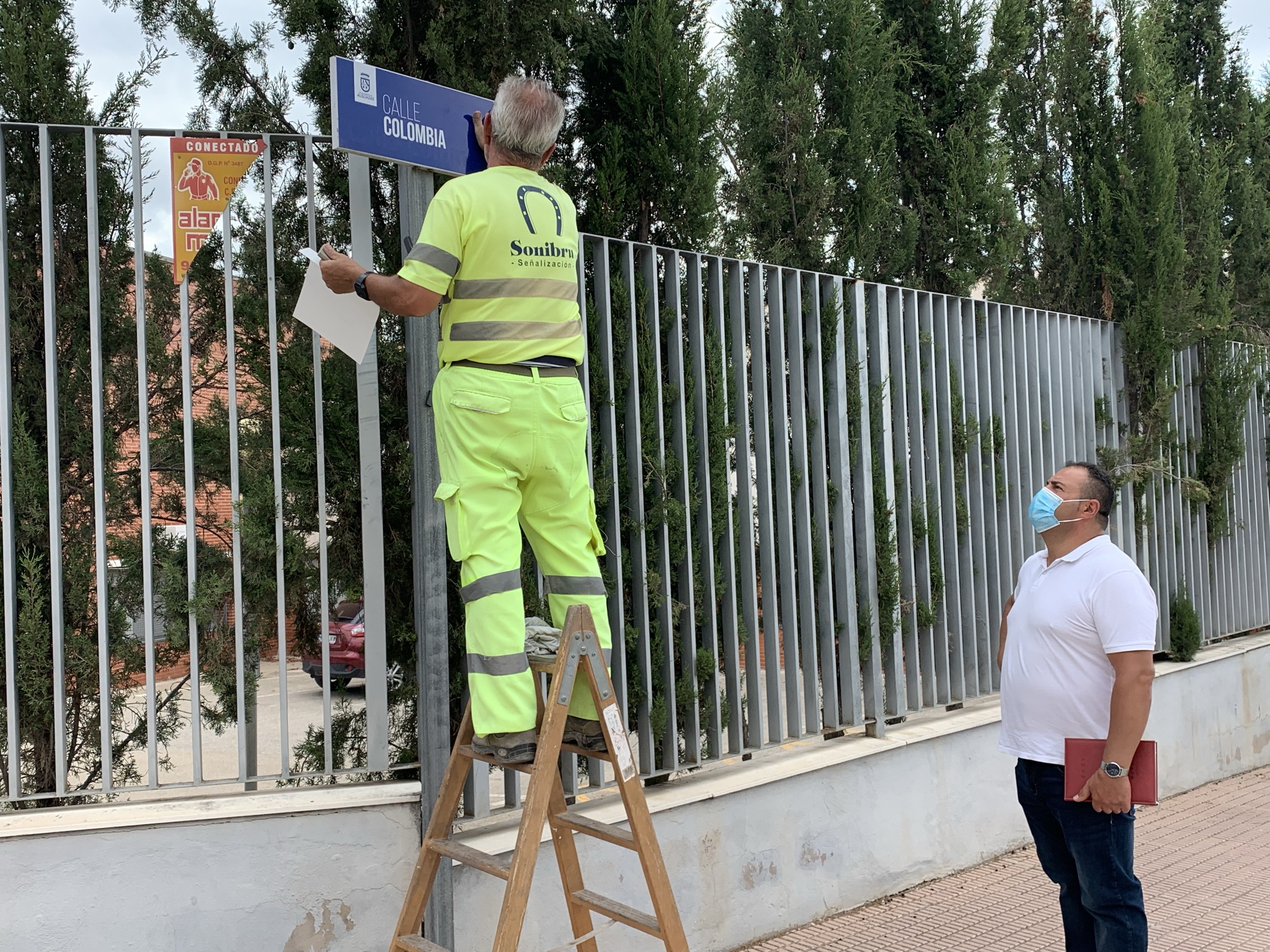 La Concejalía de Obras y Servicios renueva todas las placas de calles en el Barrio del Carmen