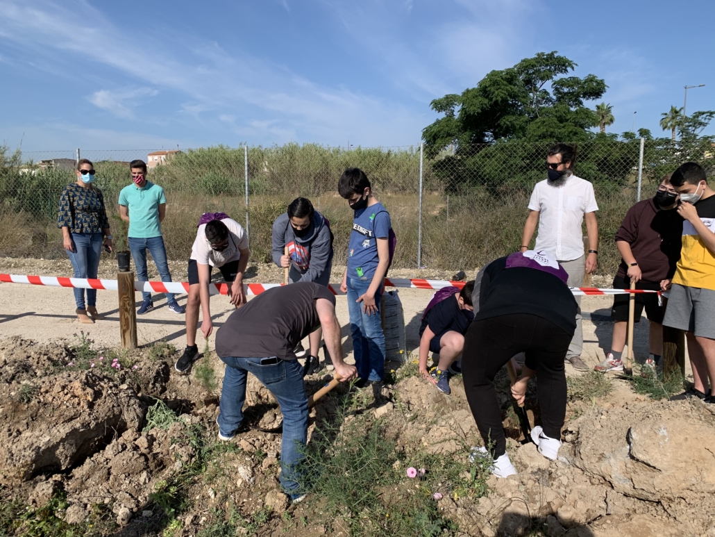 Los jóvenes de Alguazas plantan 200 pinos para adherirse al manifiesto “Un árbol por Europa”