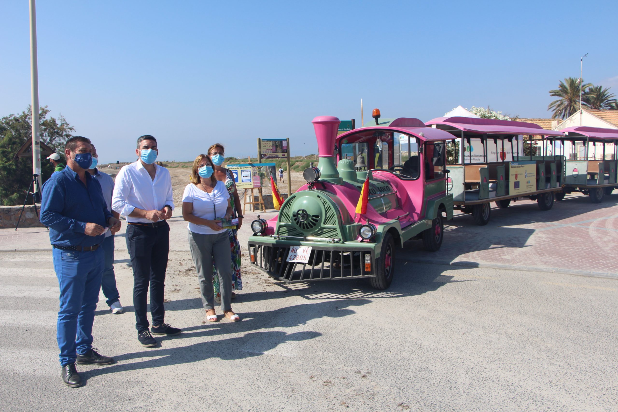 La Comunidad pone en funcionamiento un tren lanzadera gratuito para rebajar la afluencia de vehículos a las playas de La Llana y Torre Derribada