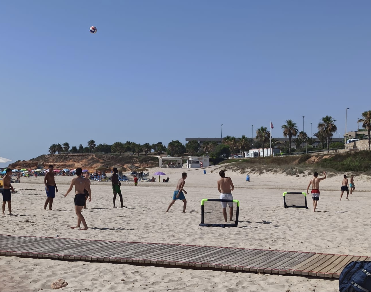 Los jóvenes de Alguazas disfrutan de un día de playa