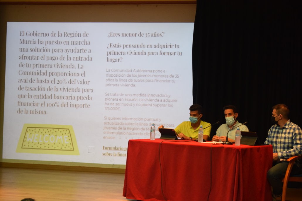 Los jóvenes de Alguazas reciben información sobre el aval joven para la compra de vivienda