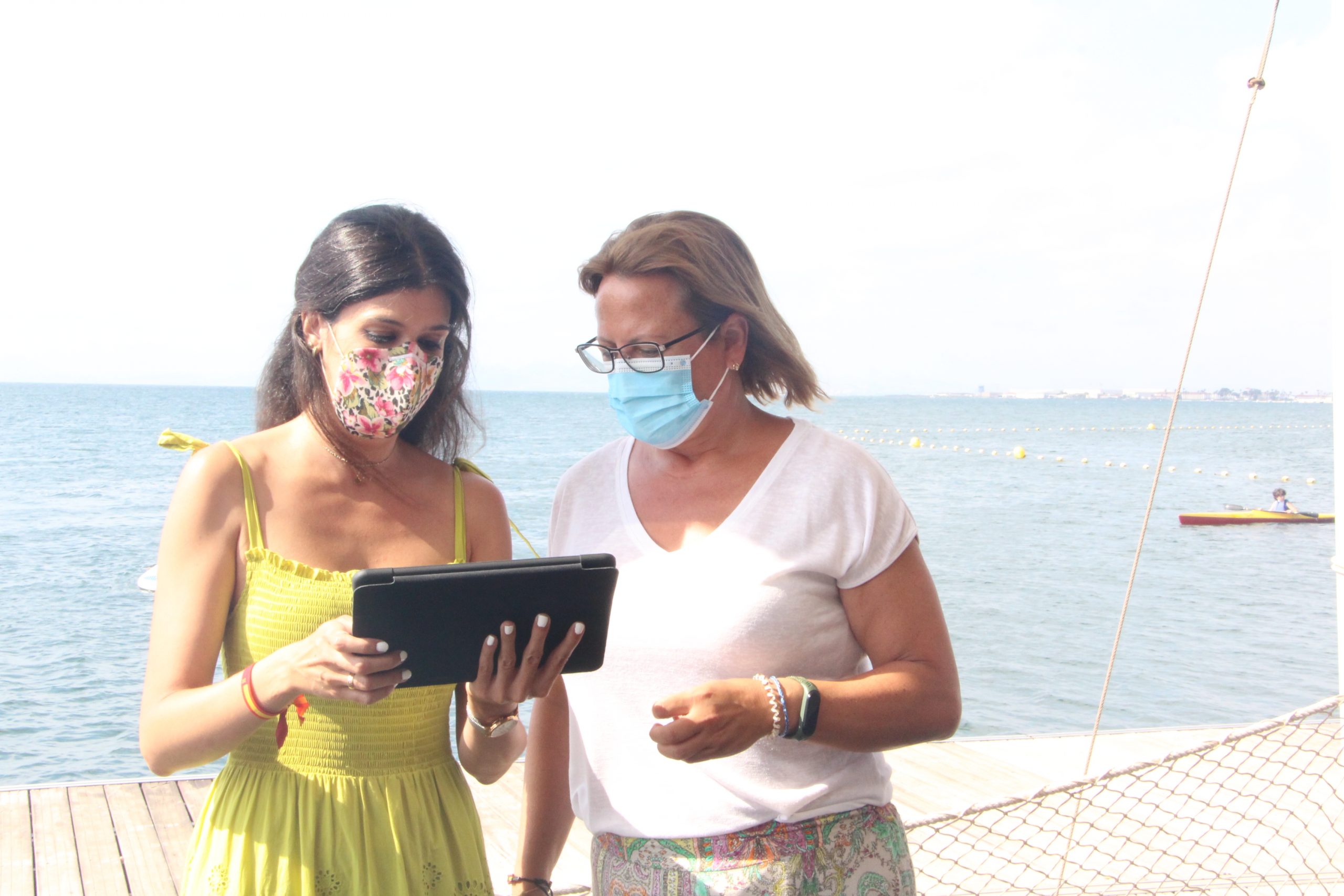 Ocho cámaras y cinco estaciones meteorológicas permiten conocer el estado del Mar Menor en tiempo real y mejorar su monitorización