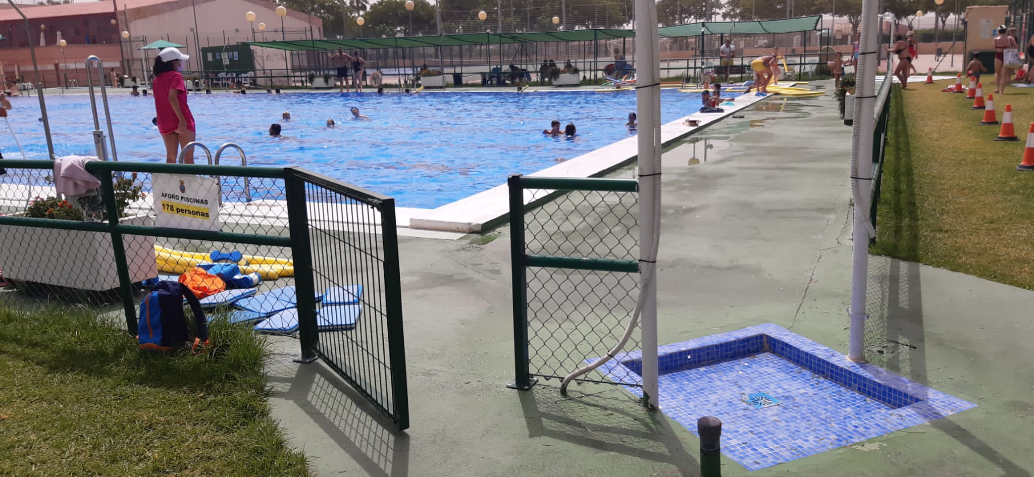 SERVICIOS | El Ayuntamiento realiza nuevos trabajos de accesibilidad a las instalaciones de la piscina municipal de verano