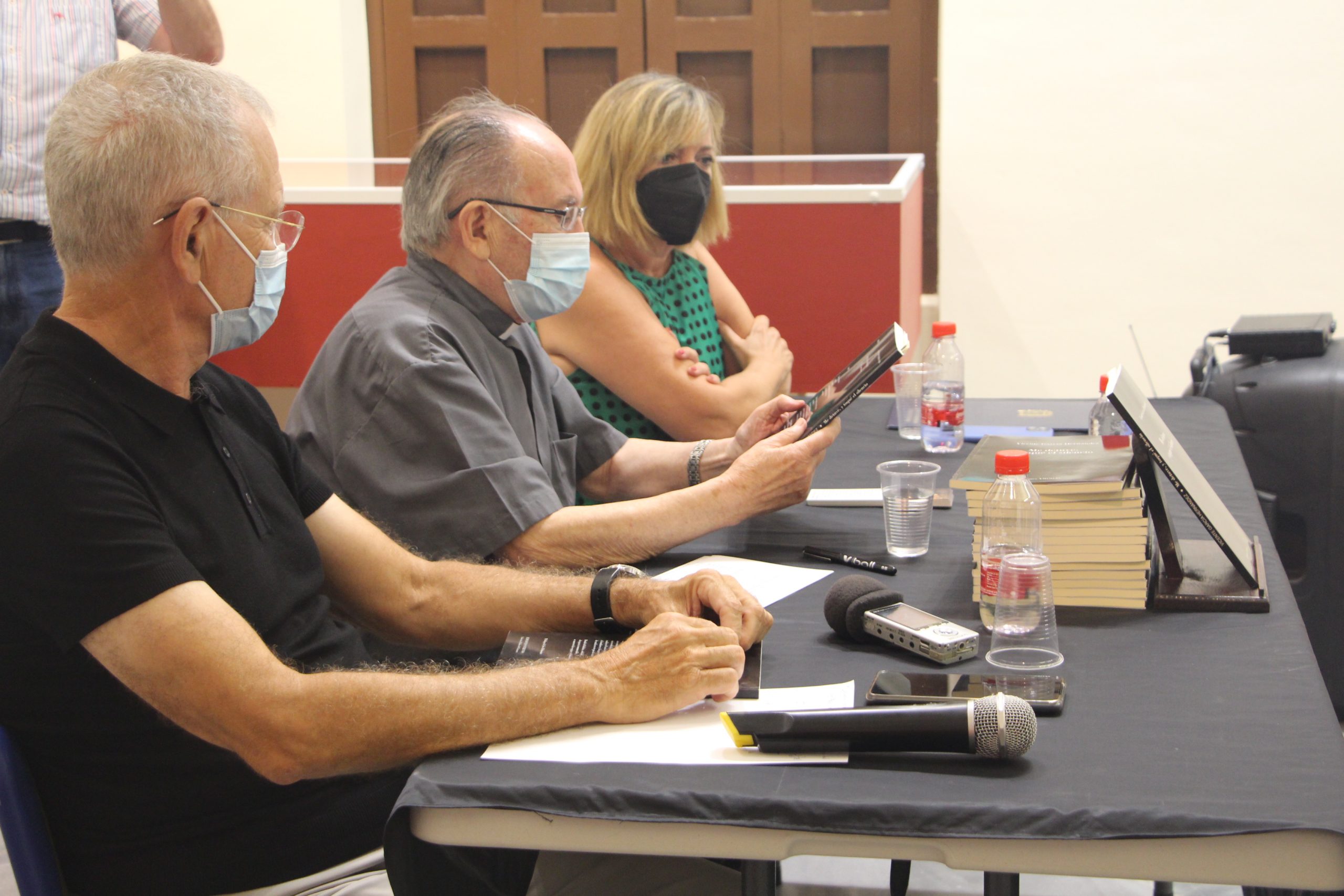 Vicente García Hernández, presenta su poemario “Me detuve, y toqué el silencio”