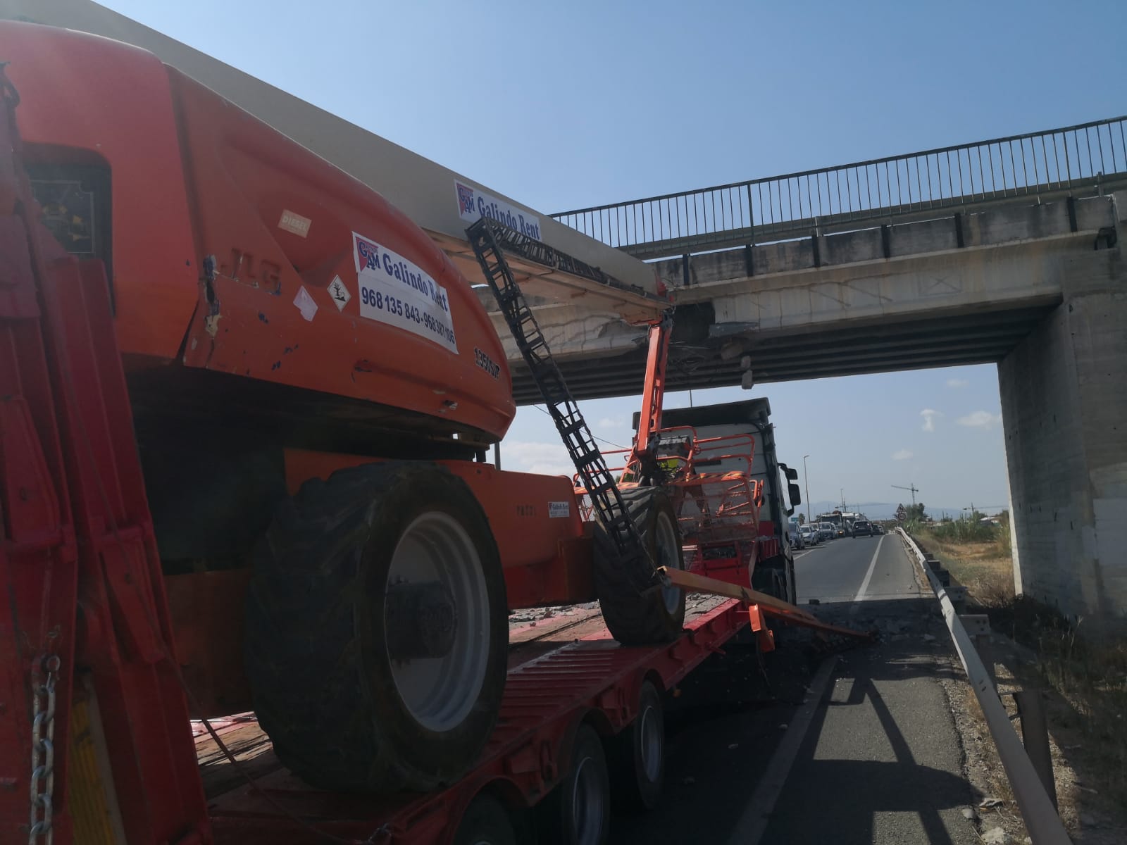 Cortado el tráfico en la N-344 y el puente hacia El Paraje por Calle Floridablanca por daños en la estructura