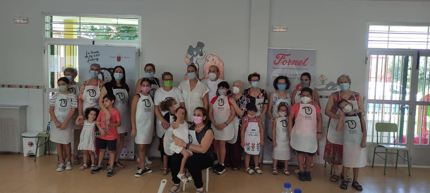 Doce familias disfrutan del taller “Cocina con tu Abuel@“