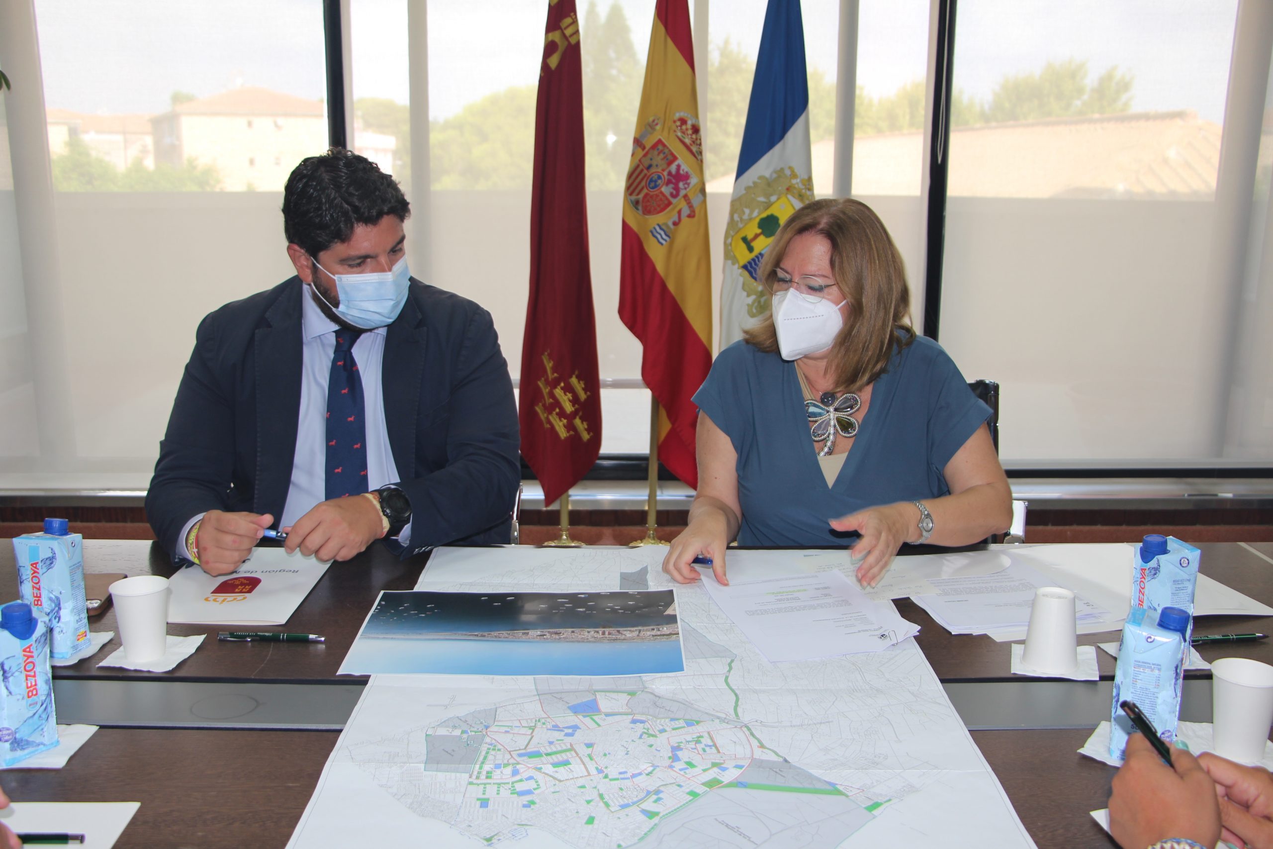 El presidente López Miras se reúne con la alcaldesa y el patrón Mayor de la Cofradía de Pescadores y reclama “actuar urgentemente” para frenar los vertidos de la rambla del Albujón
