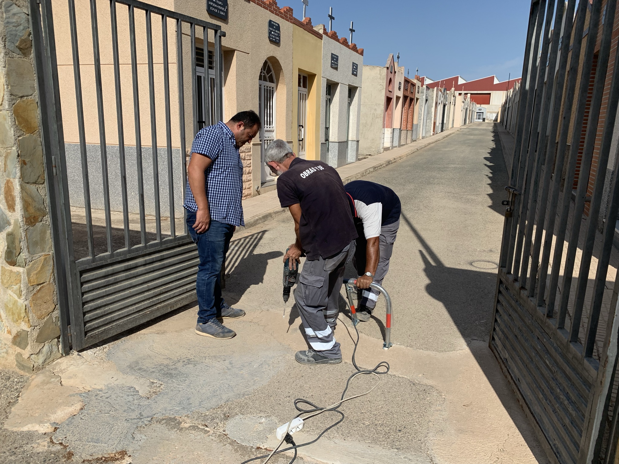 La Concejalía de Obras y Servicios instala unas barreras para impedir el acceso de vehículos al cementerio