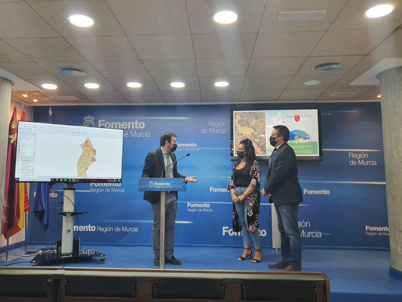 La Consejería de Fomento entrega a la Alcaldesa la cartografía actualizada y digitalizada de Alguazas
