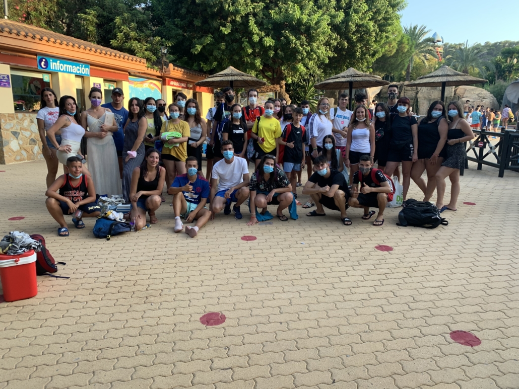 Los jóvenes disfrutan de un viaje a Aqualandia