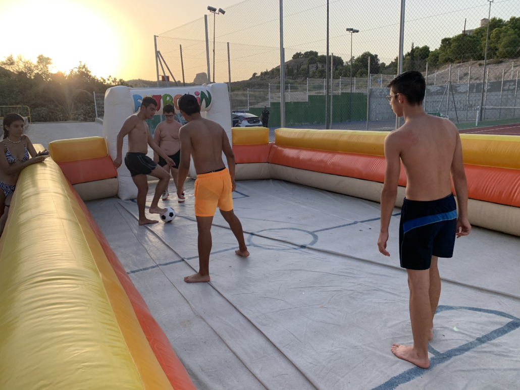 Los jóvenes disfrutan de una jornada multiaventura con hinchables en la piscina municipal
