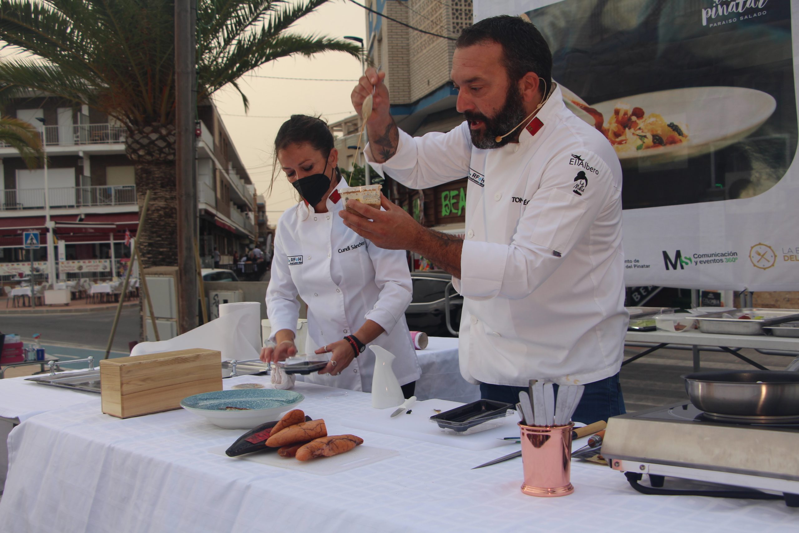 Tomás Écija y Cundi Sánchez revisaron los sabores del Mar Menor en su showcooking “Sal y Salazón”