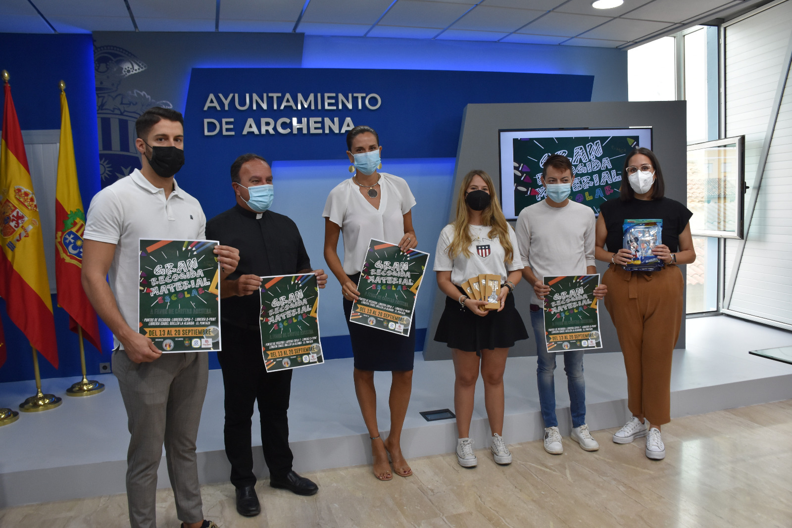 Ayuntamiento de Archena - Campaña de los jóvenes cofrades para recoger material escolar y entregar a los niños necesitados