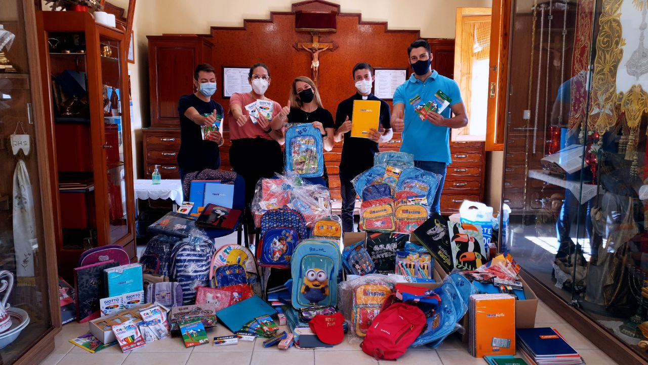 Ayuntamiento de Archena - Más de 50 lotes con material escolar recogieron los Jóvenes Cofrades de Archena para Cáritas