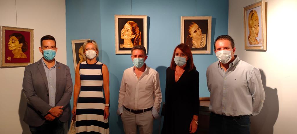 CULTURA | El alcalde de Mula y el concejal de Cultura asisten a la inauguración de la exposición del muleño Juan Llorente en el Museo del Vino de Bullas