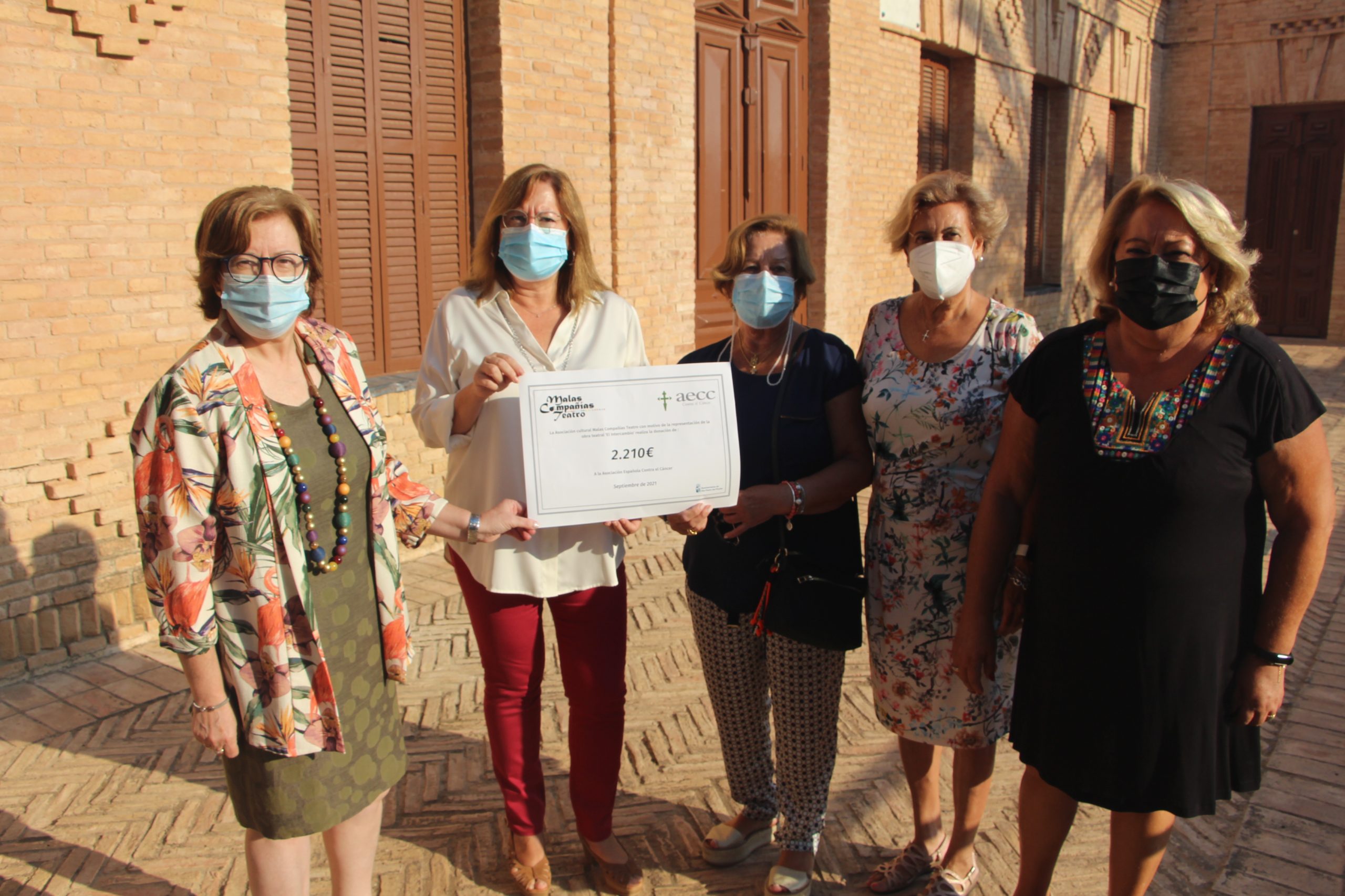 Cultura y la asociación Malas Compañías donan 2.210 euros euros a la junta local de la AECC