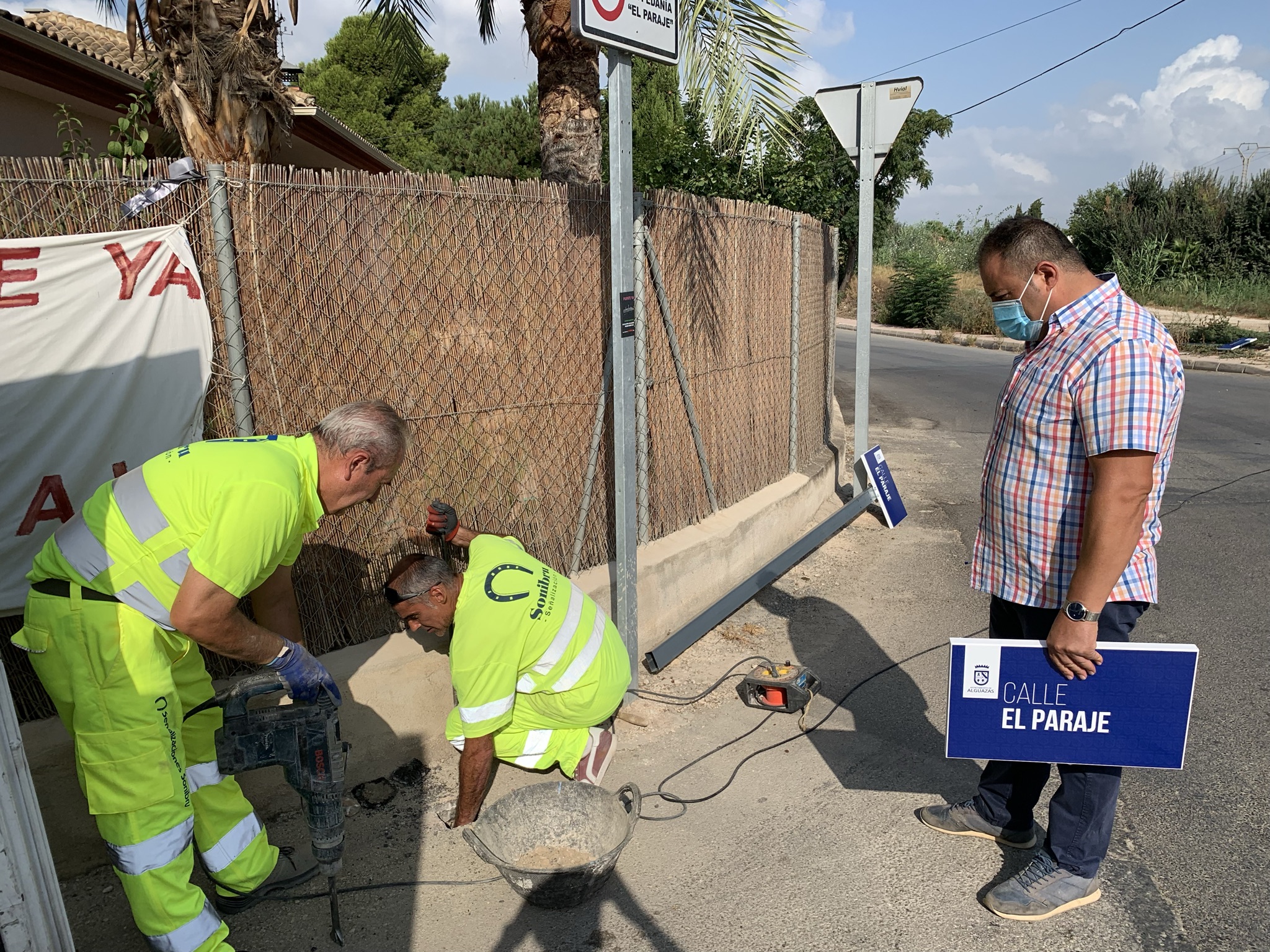 La Concejalía de Obras y Servicios renueva las placas de calle en El Paraje, la Huerta de Arriba y Las Pullas