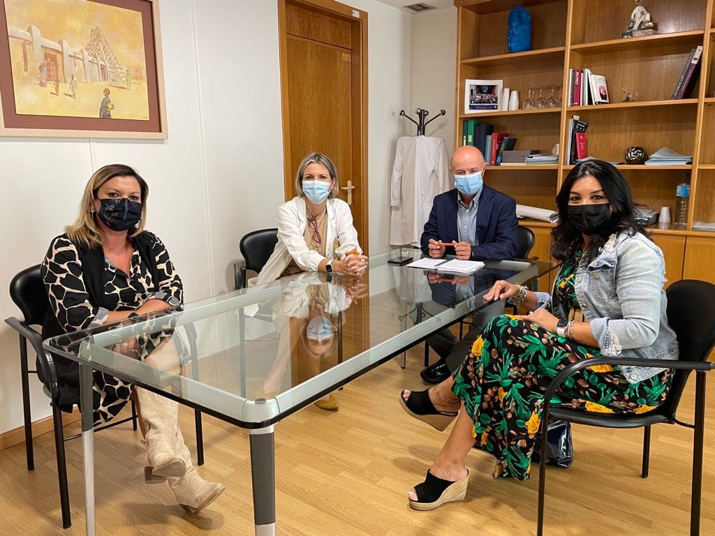 La alcaldesa y la concejala de Salud Pública se reúnen con el Gerente del Área VI de Salud para reclamar la apertura del consultorio del Barrio del Carmen