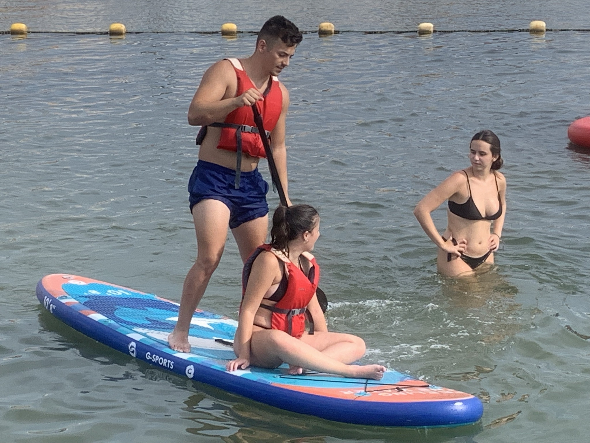 Los jóvenes de Alguazas aprenden actividades acuáticas en Los Alcázares