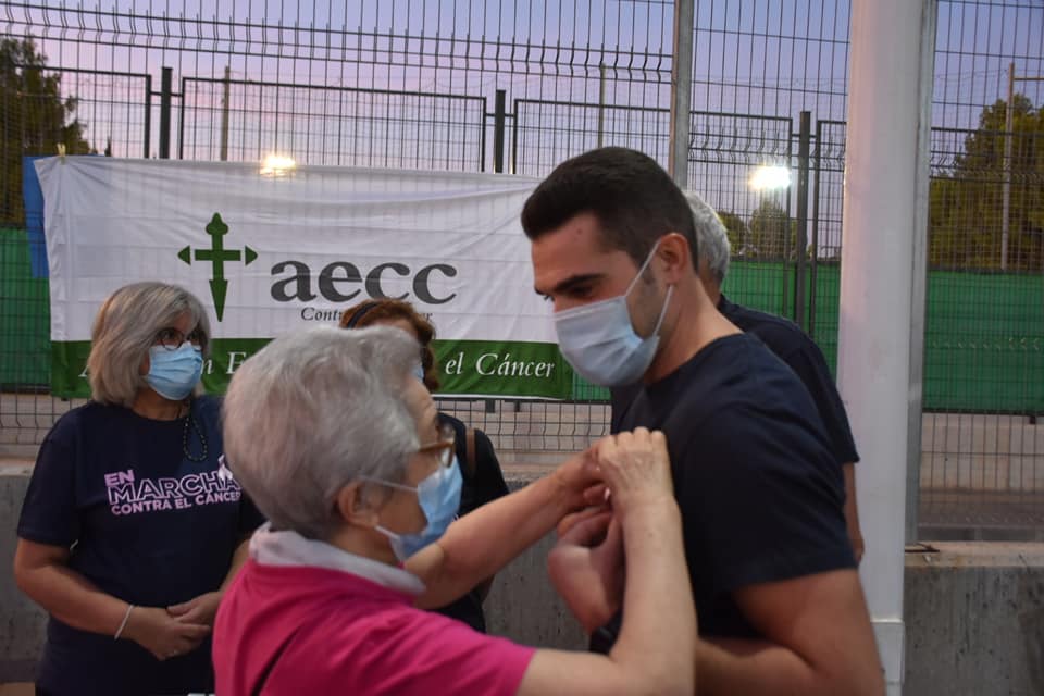 Ayuntamiento de Archena - Gran afluencia de participantes en el programa 'Estira Con Nuria' contra el cáncer en el Polideportivo