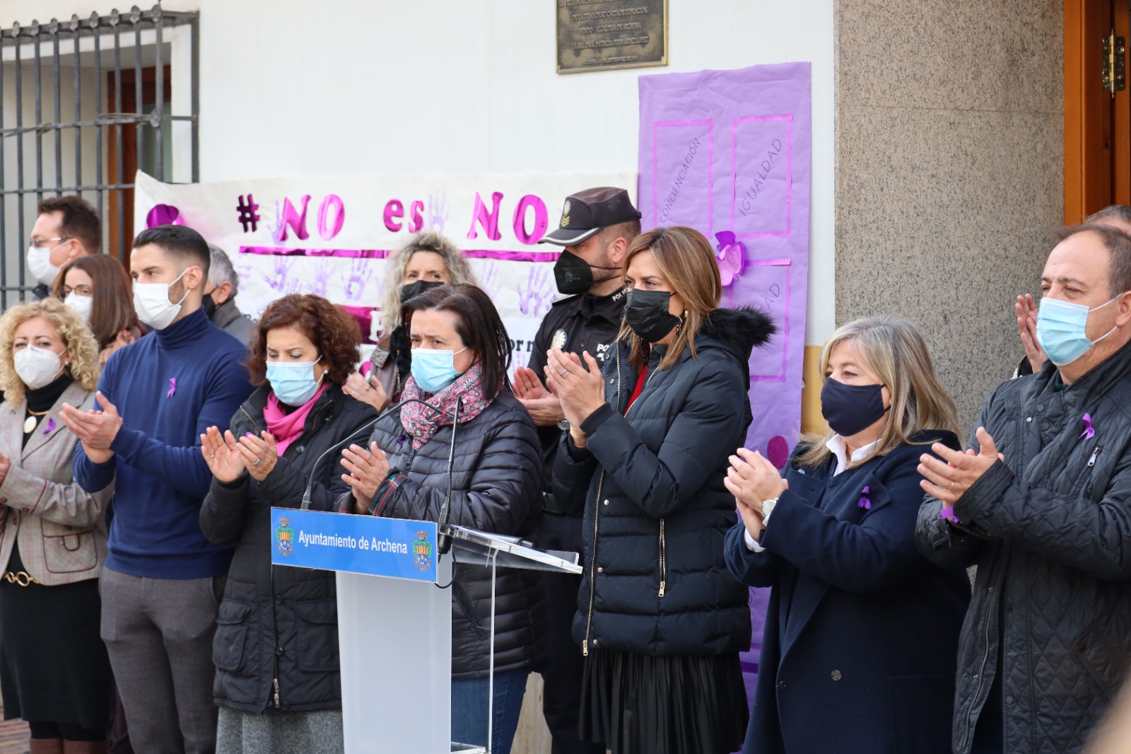 Ayuntamiento de Archena - La Alcaldesa de Archena da lectura al Manifiesto Institucional contra la Violencia de Género ante más de 200 personas