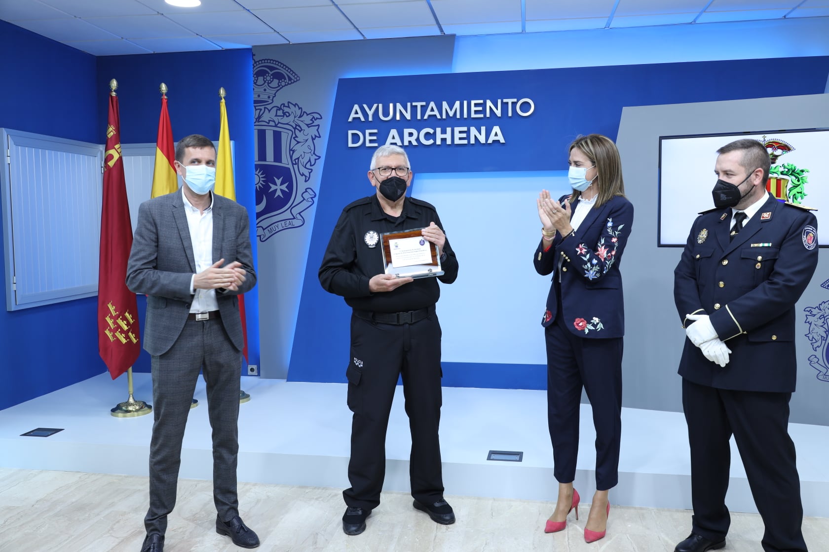 Ayuntamiento de Archena - Placa homenaje por jubilación al agente de la Policía Local Pepe Paco