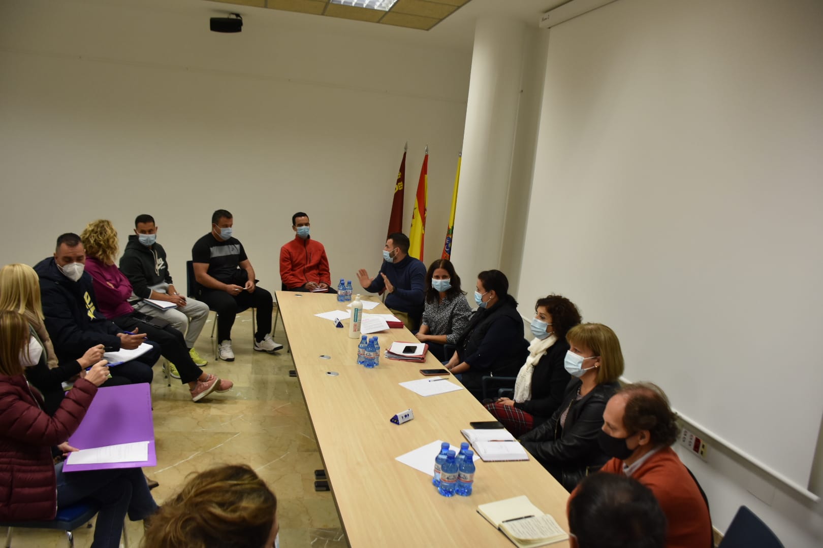 Ayuntamiento de Archena - Reunión de responsables en materia COVID de centros de enseñanza, técnicos municipales y concejalas para estudiar el protocolo de actuaciones en colegios en caso de contagios