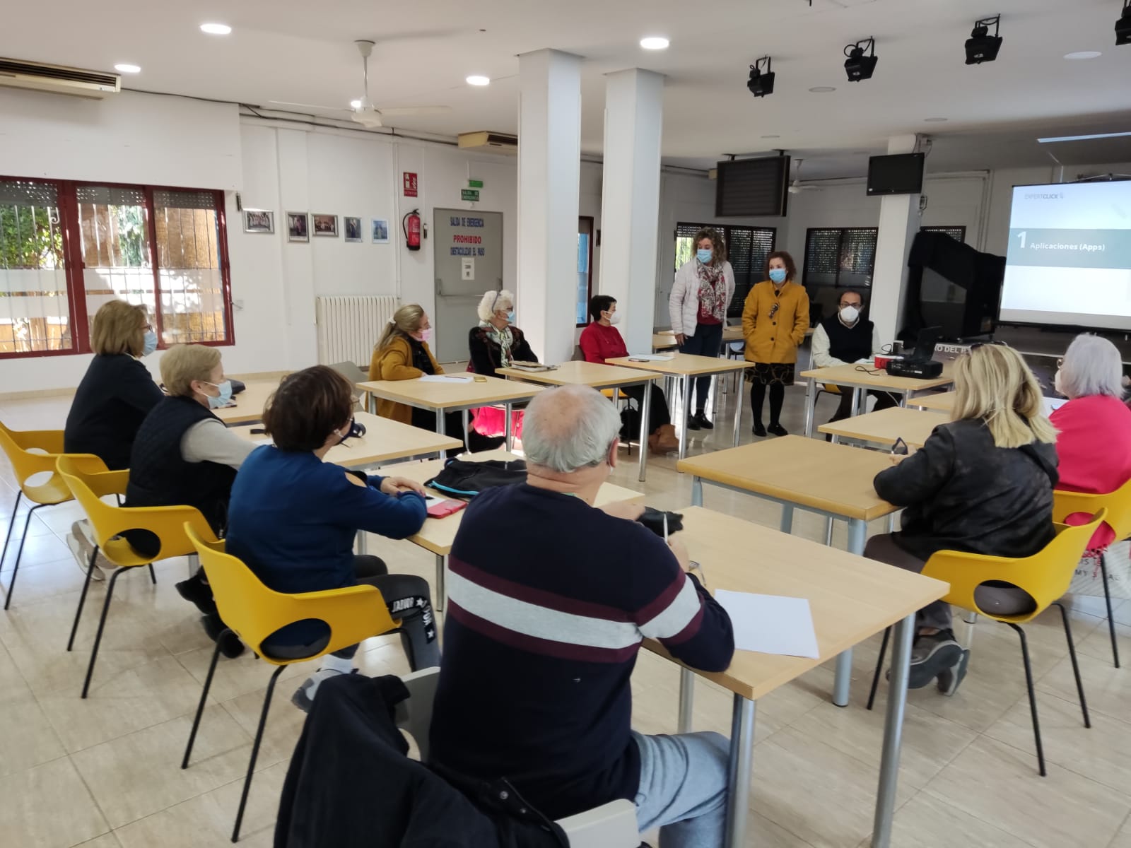 El Ayuntamiento y CIBERvoluntarios forman a los mayores en competencias digitales