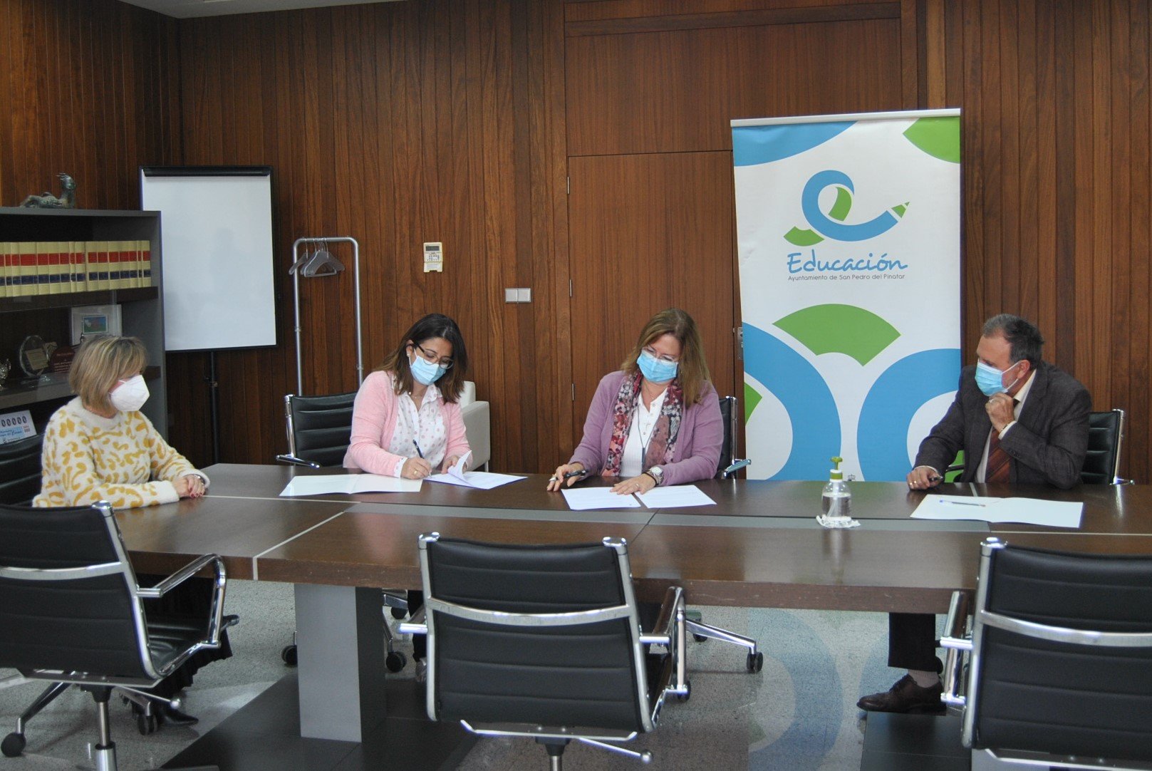 El Ayuntamiento y FAPA firman un convenio para gestionar el transporte para el comedor escolar