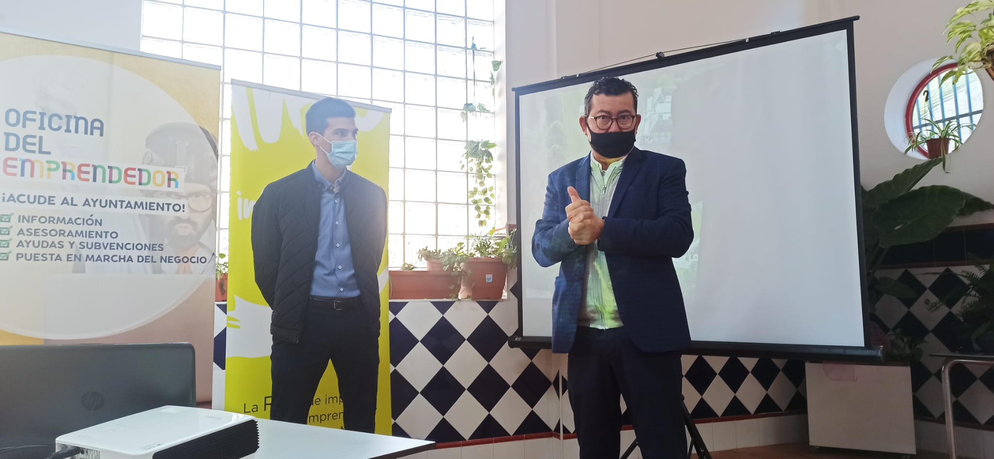 El INFO imparte un curso de arquitectura efímera a los comerciantes de la Plaza de Abastos