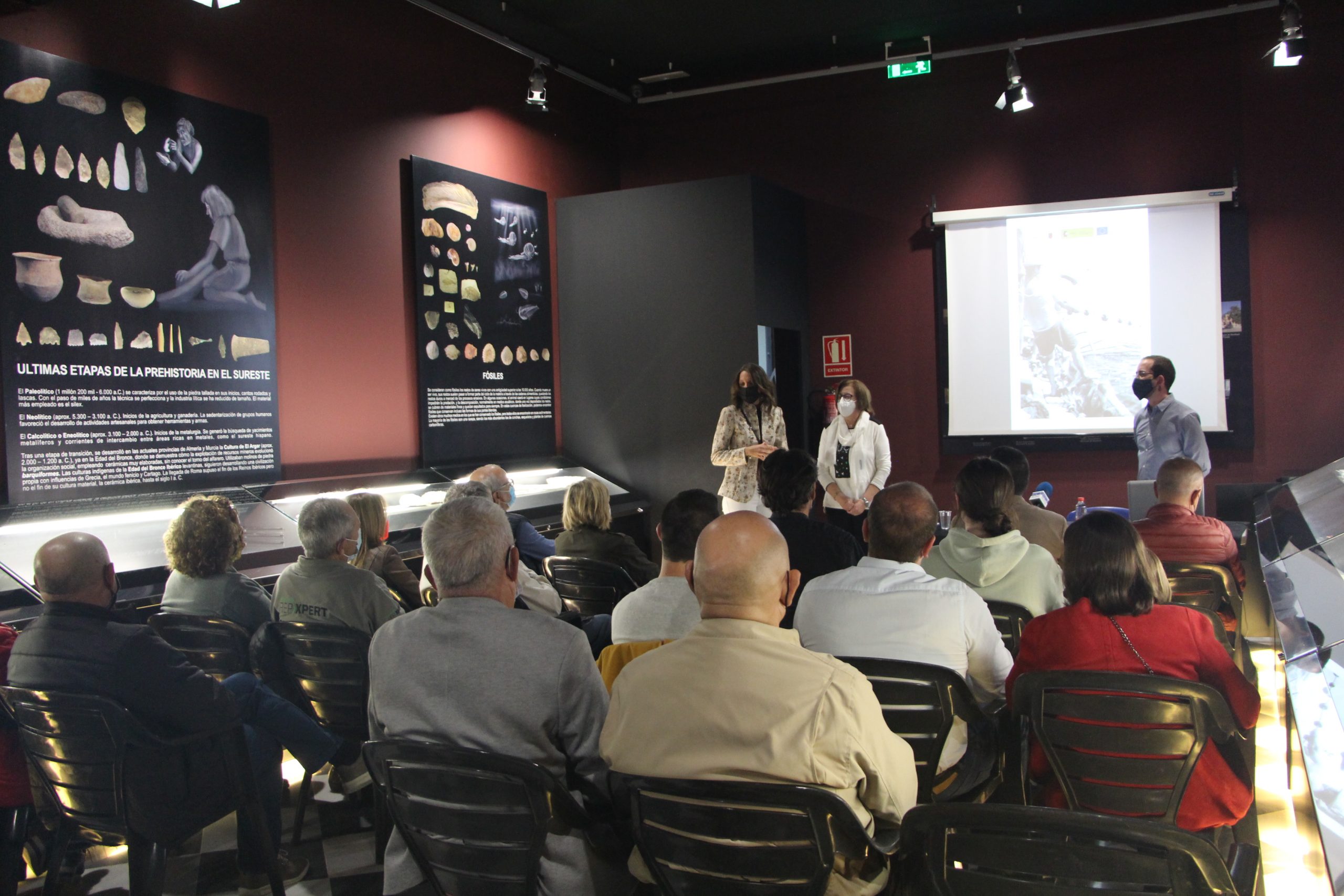 El Museo Barón de Benifayó acogió anoche la presentación del documental remasterizado “Marinos y pescadores”