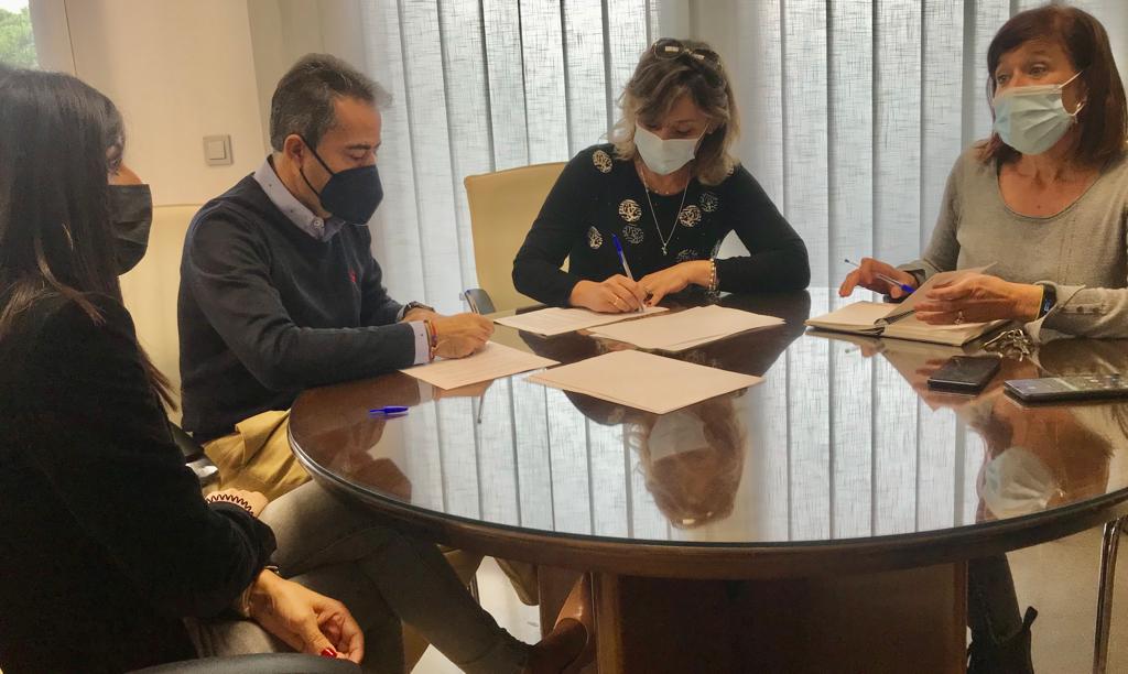 Firman un convenio para reforzar la atención a personas con problemas de salud mental