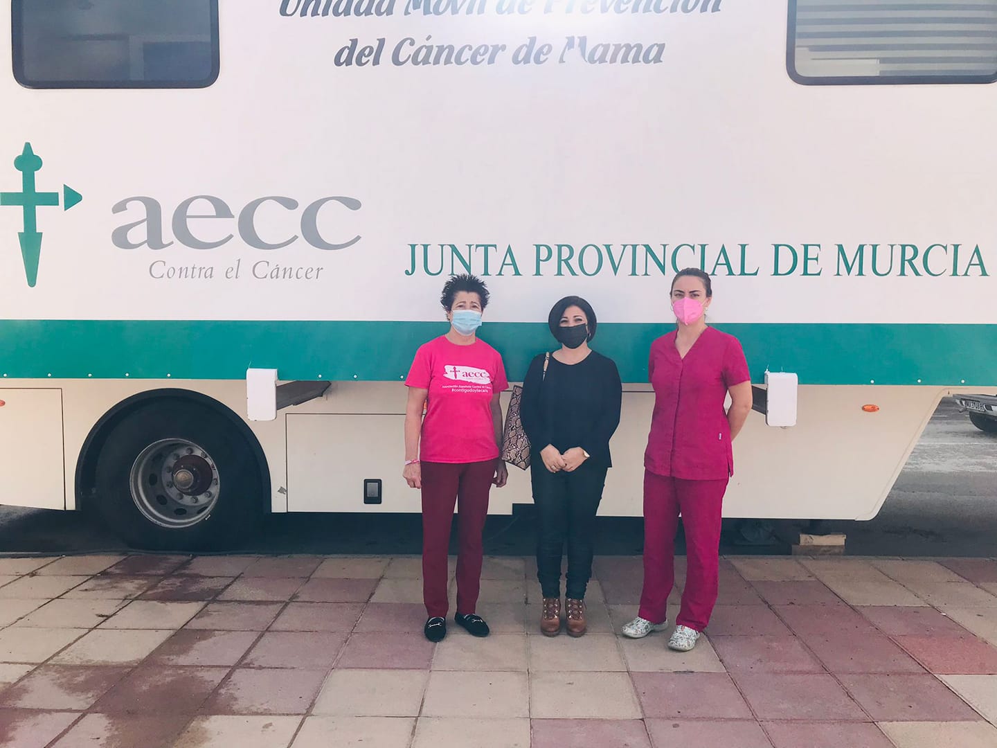 La Concejala de Salud Pública visita la unidad móvil de mama de la AECC