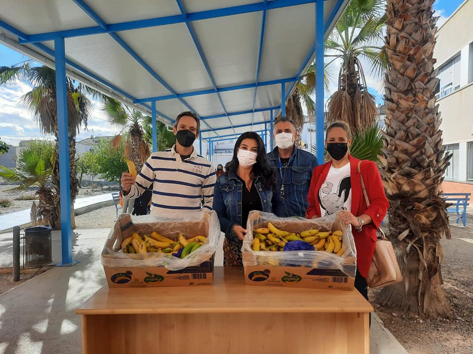 La Concejalía de Educación reparte plátanos de Canarias en los centros educativos en solidaridad con La Palma