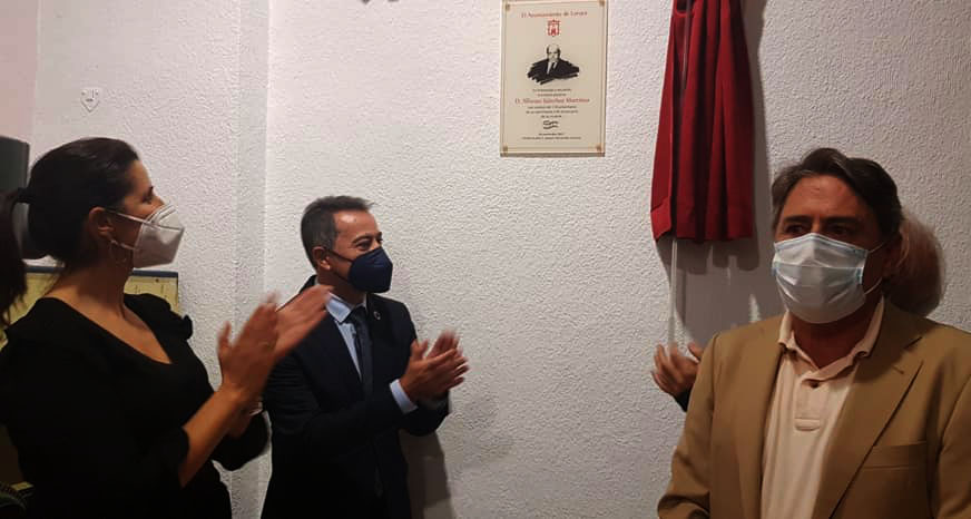 Lorquí homenajea al periodista y crítico de cine Alfonso Sánchez con una placa en el Auditorio Municipal