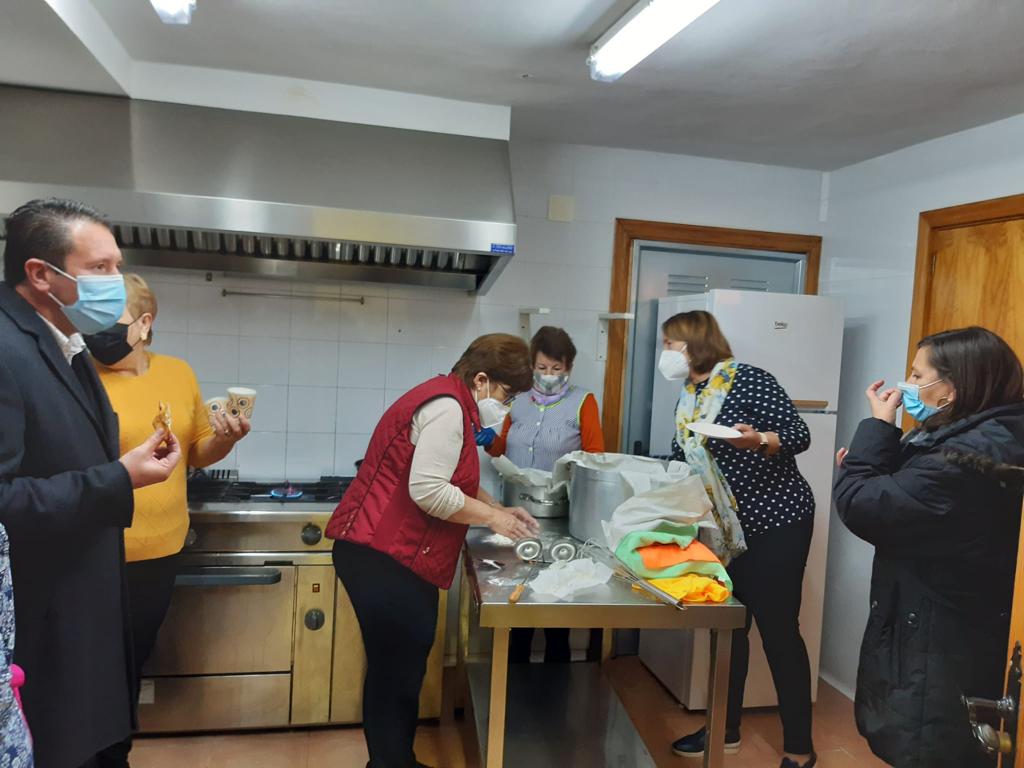 POLÍTICA SOCIAL | La asociación de Amas de Casa de Mula realiza un taller de Buñuelos y chocolate