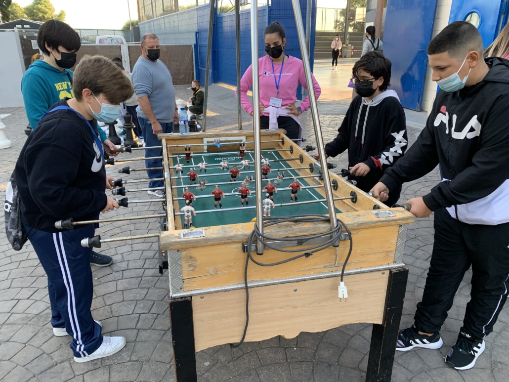 Un centenar de jóvenes disfrutan de una convivencia en el CES Vega Media