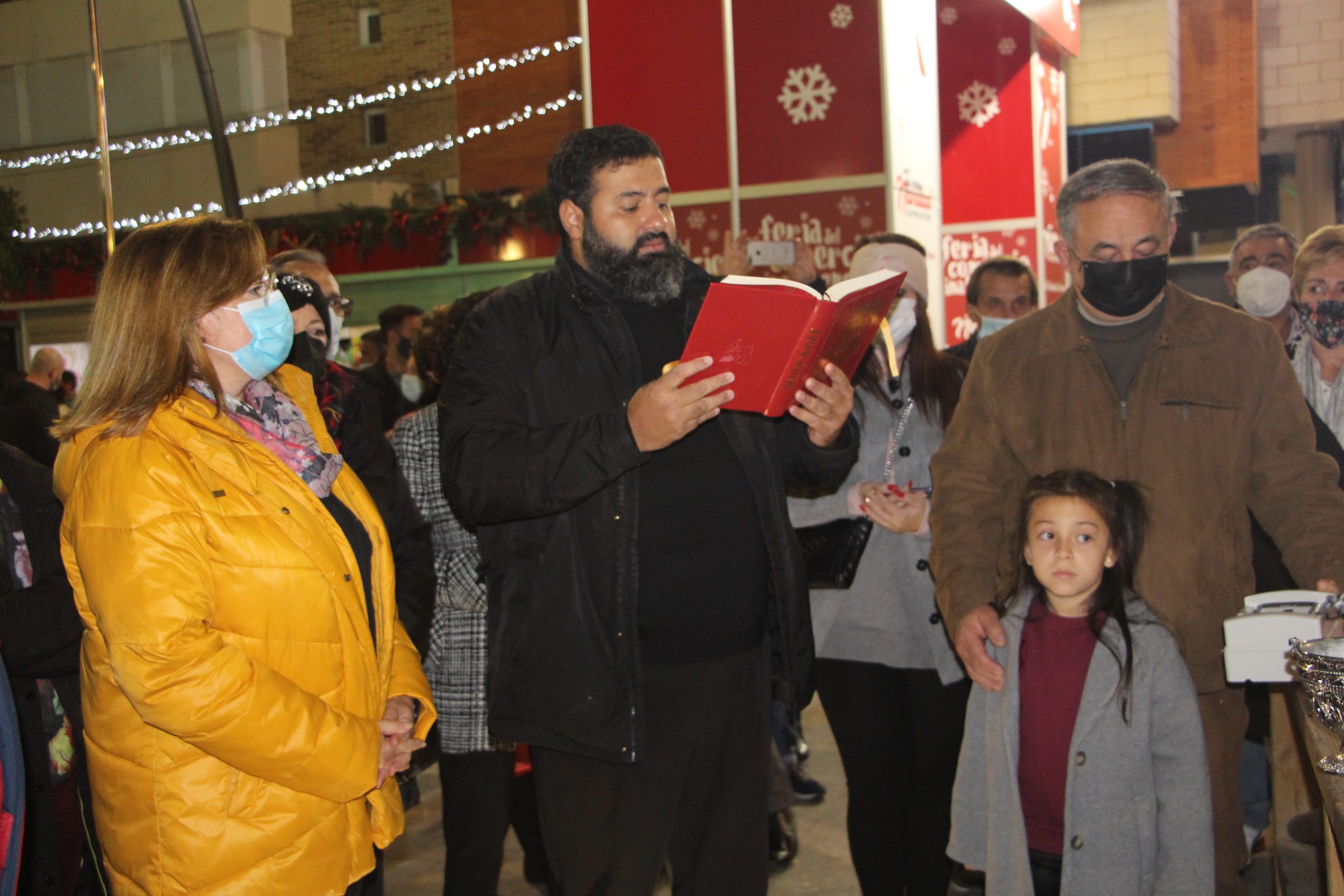 Arrancan las fiestas más entrañables del año con el encendido de las luces de navidad y la inauguración del Belén municipal