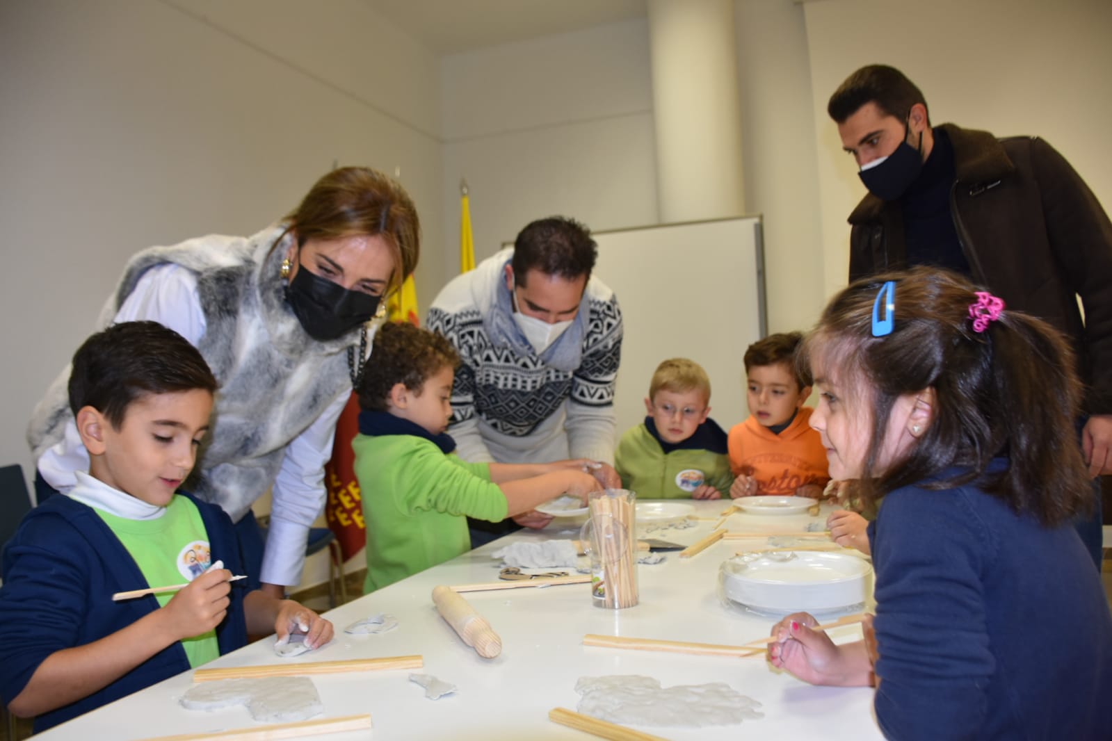 Ayuntamiento de Archena - El artista Bartolomé Palazón inicia unos talleres con escolares sobre el arte de la escultura y la pintura, principalmente dedicada al caballo íbero