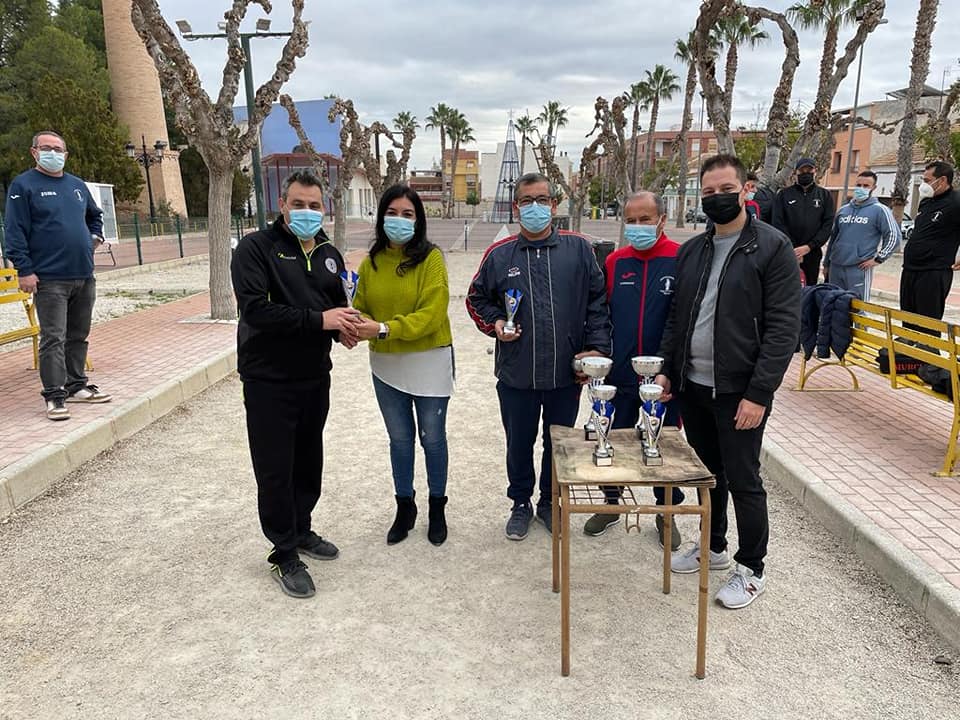 Entrega de trofeos a los ganadores del campeonato navideño de petanca