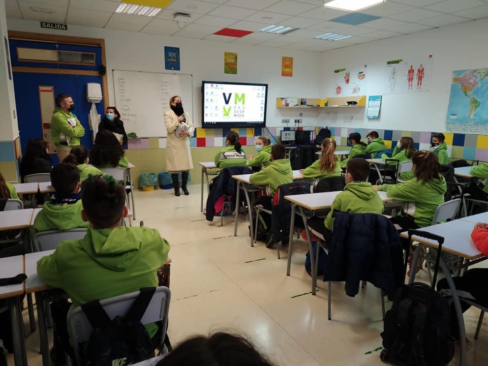 La Concejalía de Educación entrega un ejemplar de la Constitución Española a los alumnos de primaria del municipio