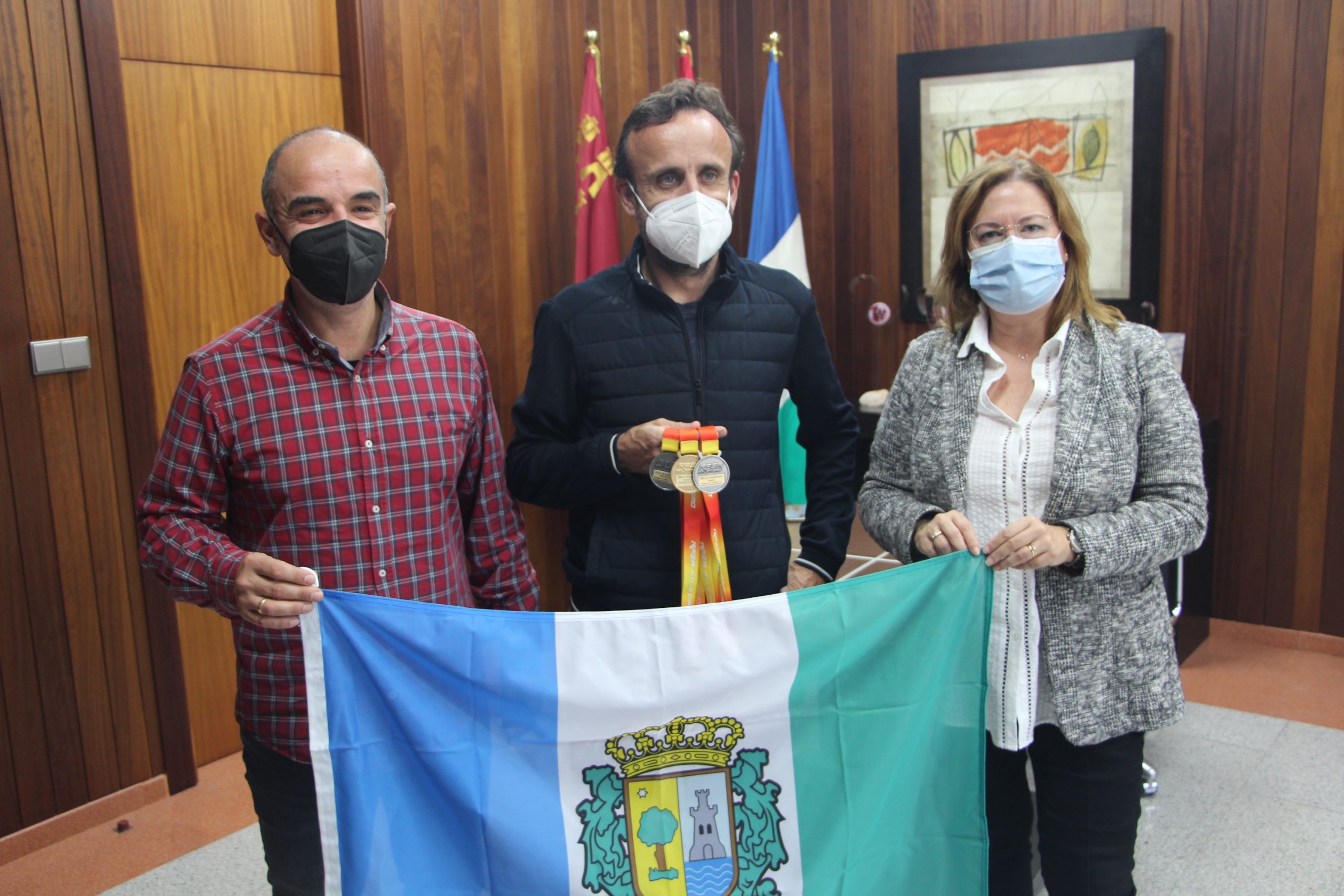 La alcaldesa recibe al corredor pinatarense Francisco Mariano Martínez