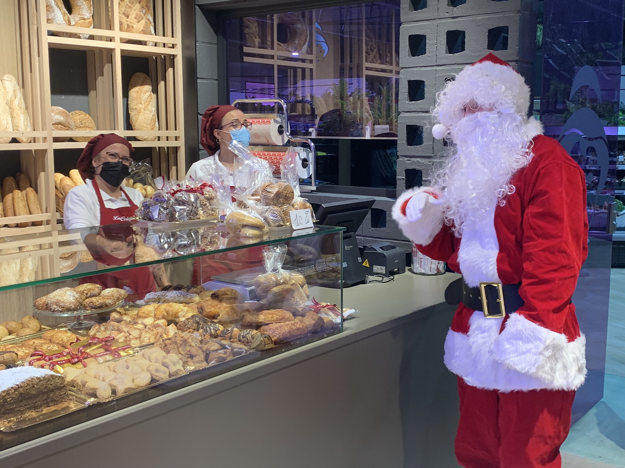 La concejalía de Comercio vuelve a traer a Papá Noel durante una semana por los comercios locales