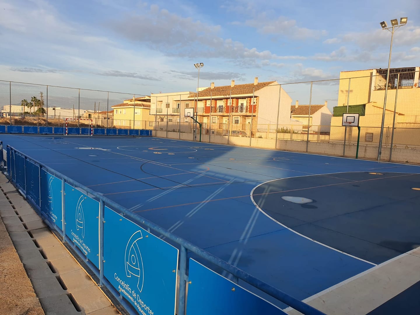 La pista polideportiva tras el Pabellón de Deportes se abre para uso gratuito de los vecinos