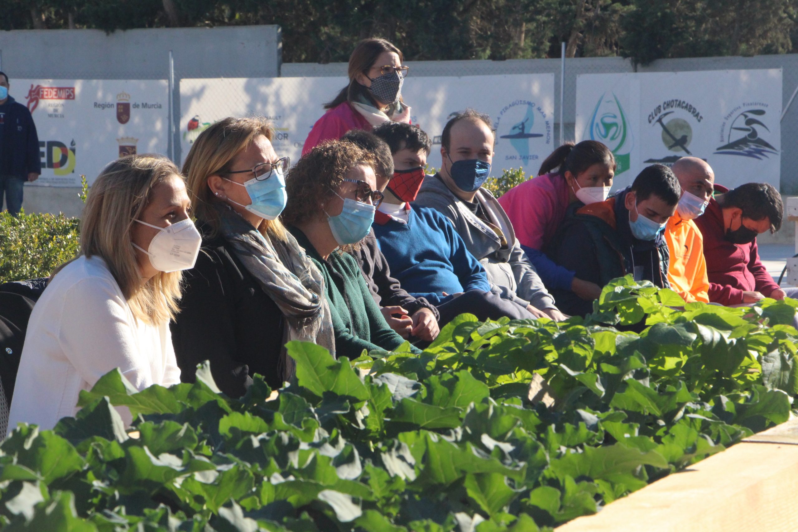 Las castañeras visitan el nuevo jardín sensorial de Aidemar para celebrar la Navidad
