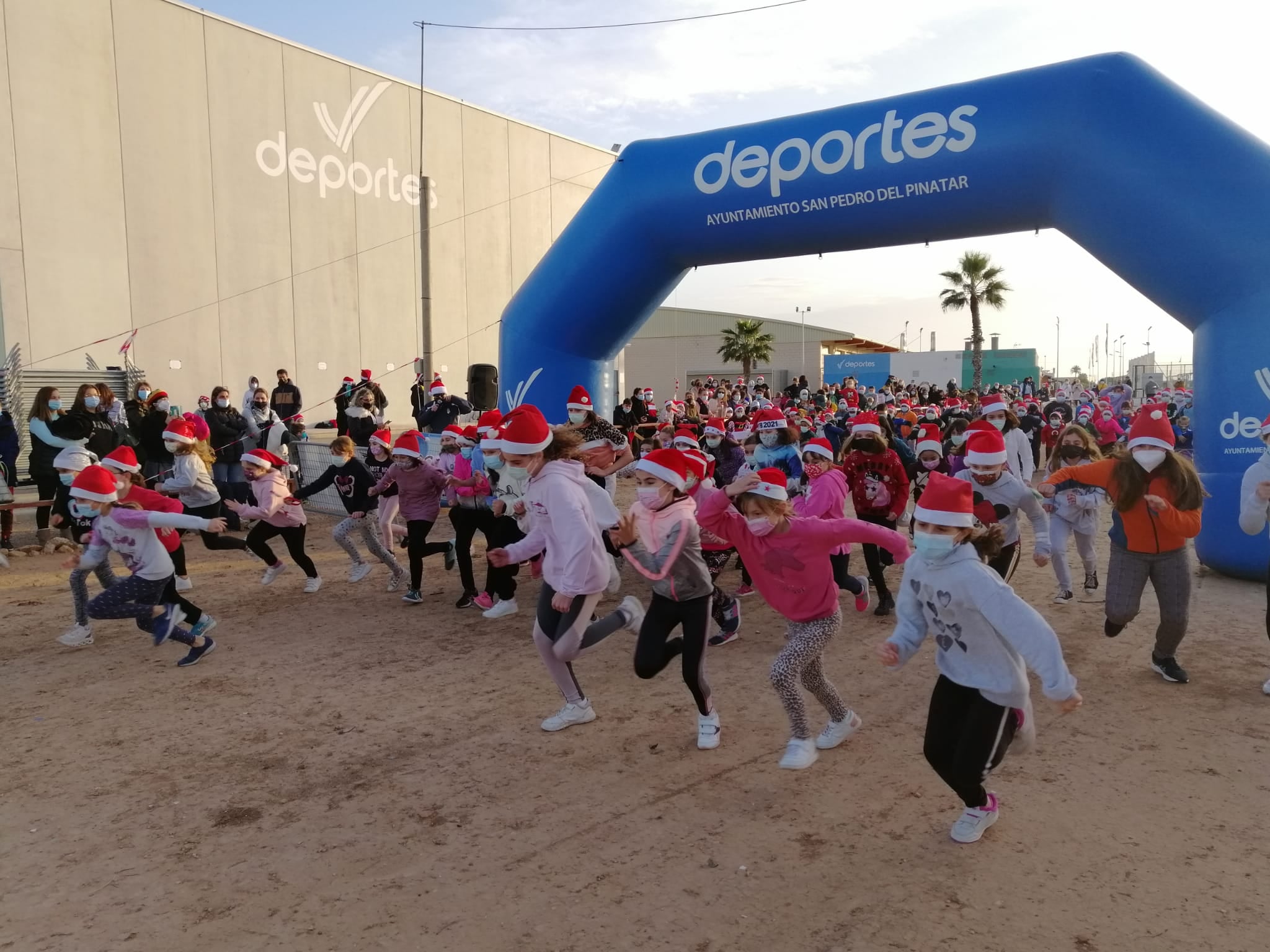 Las escuelas deportivas despiden el trimestre con una carrera popular navideña