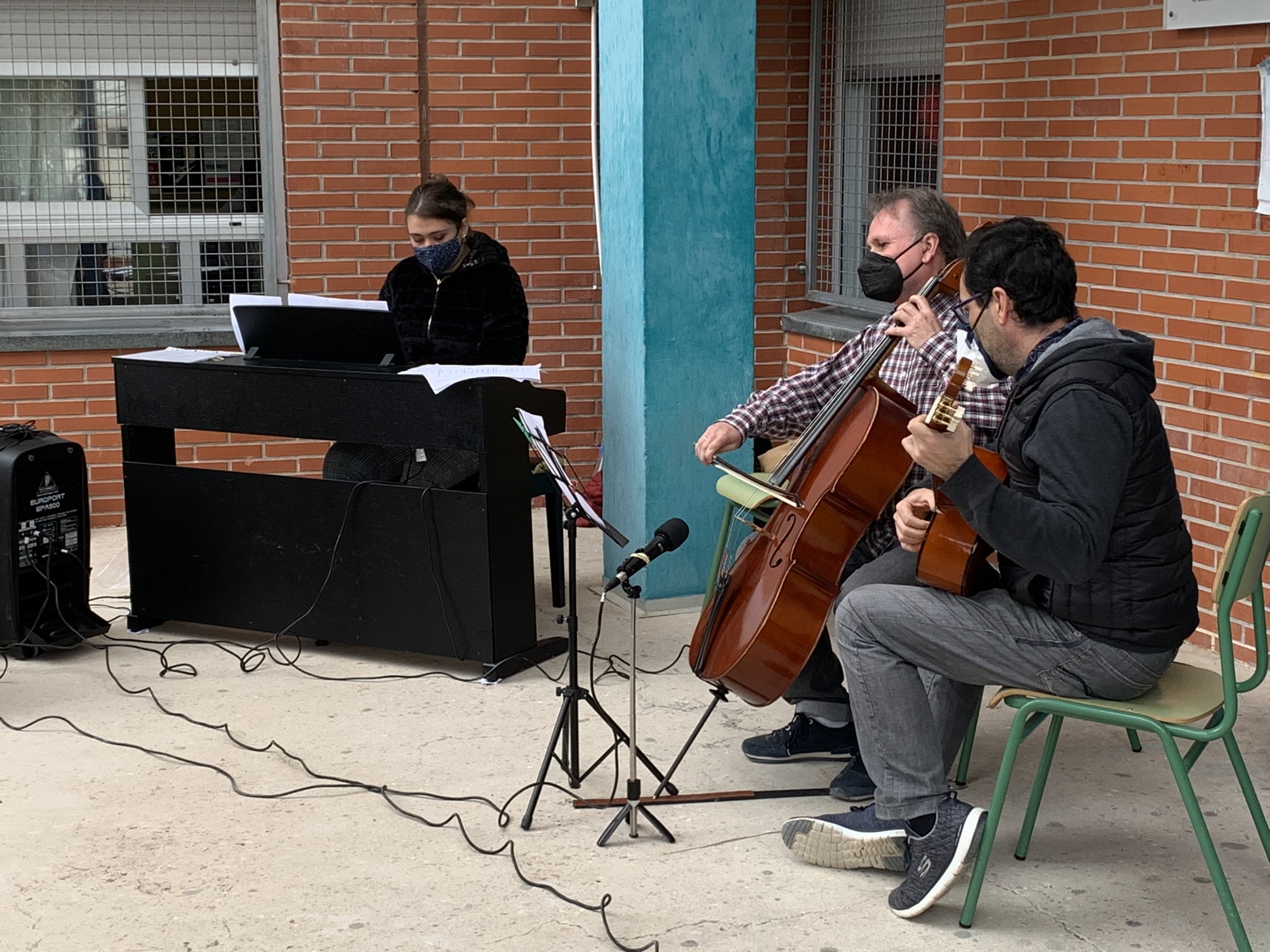 Los jóvenes del IES Villa de Alguazas disfrutan de una convivencia joven con actividades, música en directo y juegos
