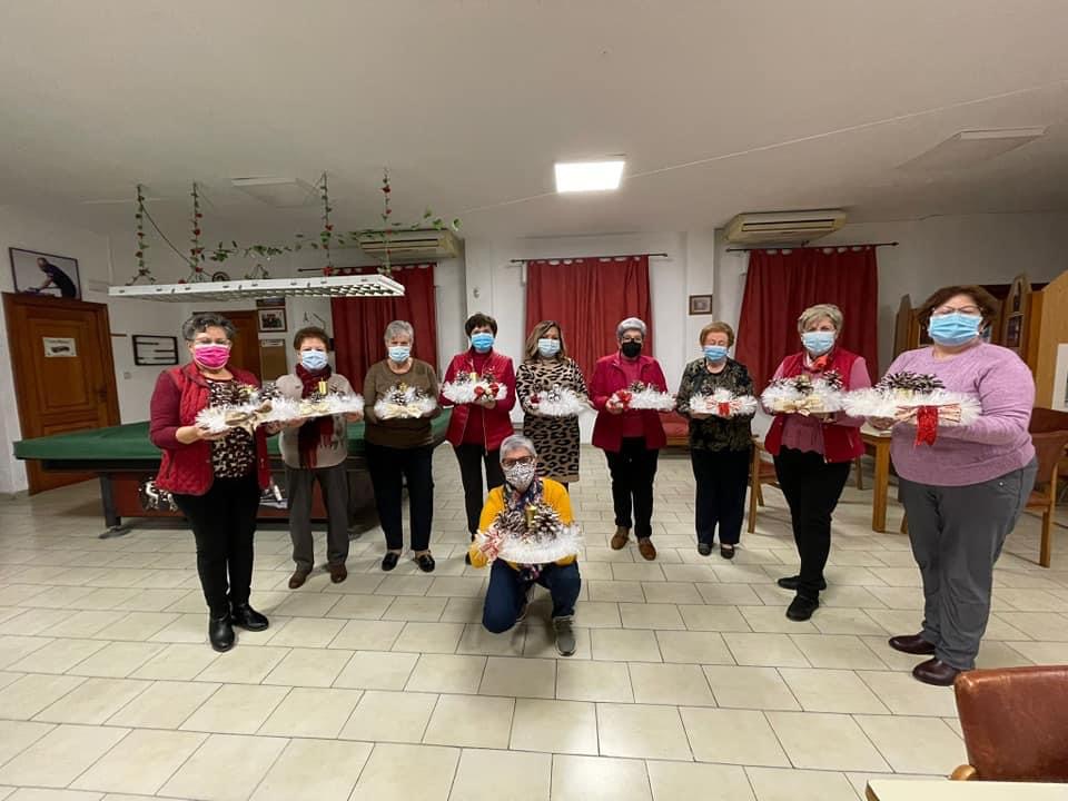 Los mayores realizan adornos navideños en un taller de manualidades