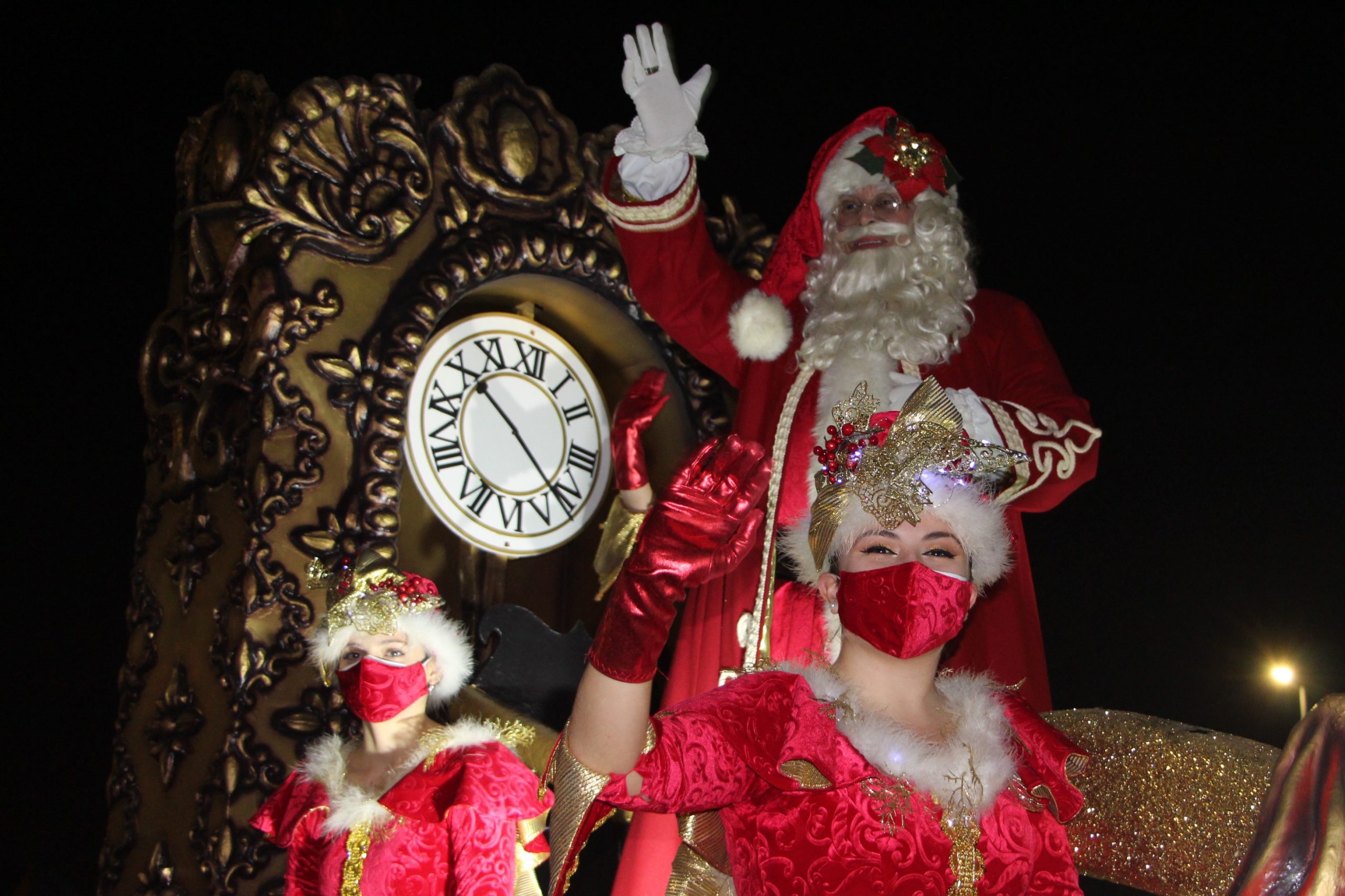 Papá Noel visitó a los niños pinatarenses en el espectáculo “Fantasía de Navidad”